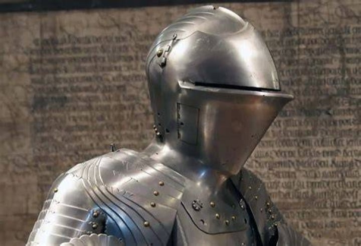 Can a katana cut through plate armor?
