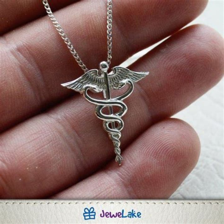 Can dental nurses wear Jewellery?