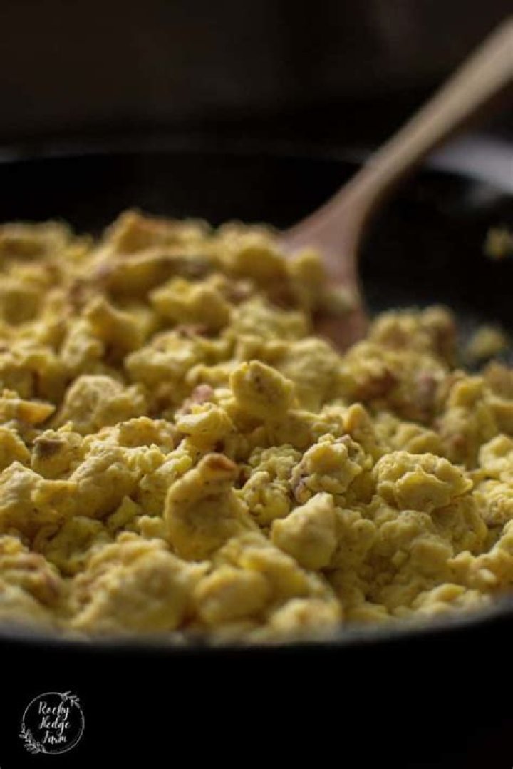 Can you scramble eggs in a cast iron skillet?