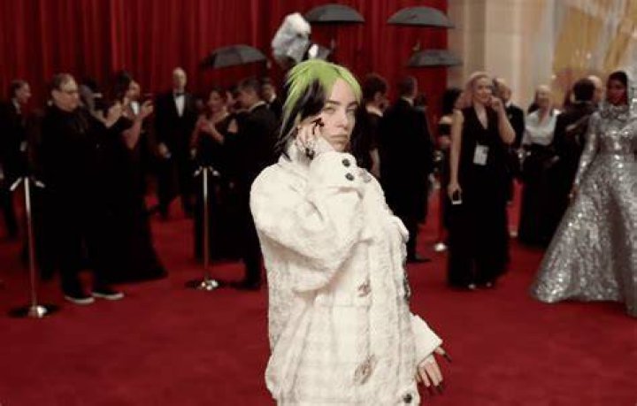 How many octaves can Billie Eilish sing?