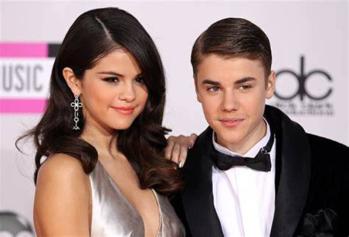 Who are Selena Gomez's friends?
