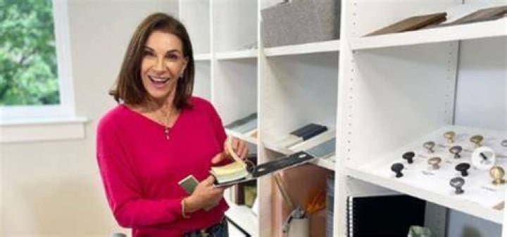 Who is Hilary Farr's design assistant?